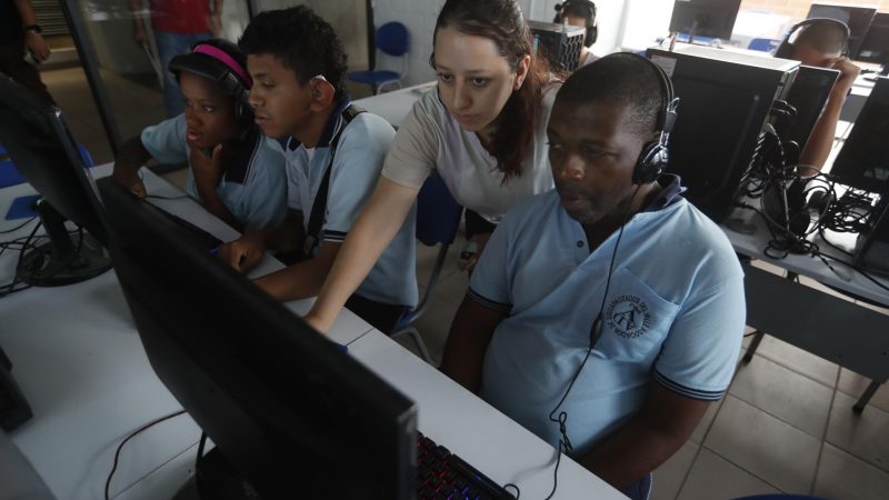 Estudiantes reciben una clase de diseño, el 29 de noviembre de 2023, en la Fundación Universitaria Jeison Aristizabal de Cali (Colombia). EFE/ Ernesto Guzmán
